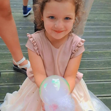 dziewczynka z bańką dymną